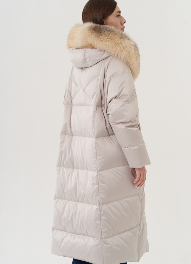 Пуховик с отделкой капюшона из меха лисы модель № 26074 универмаг малина