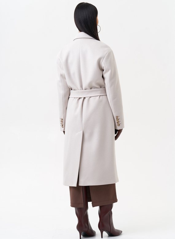 Женское пальто с английским воротником