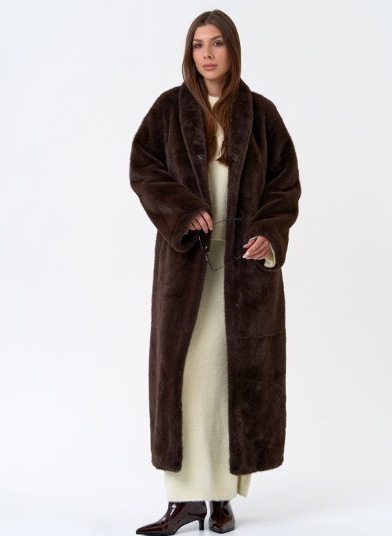 Длинное пальто из эко меха с декоративным поясом