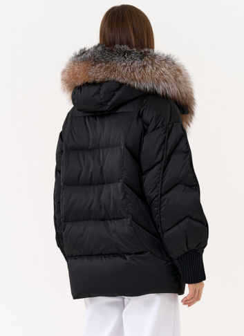 Женский пуховик с капюшоном из меха блюфрост