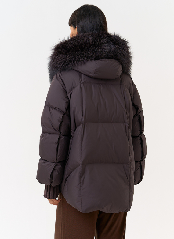 Женский пуховик с капюшоном из меха чернобурки