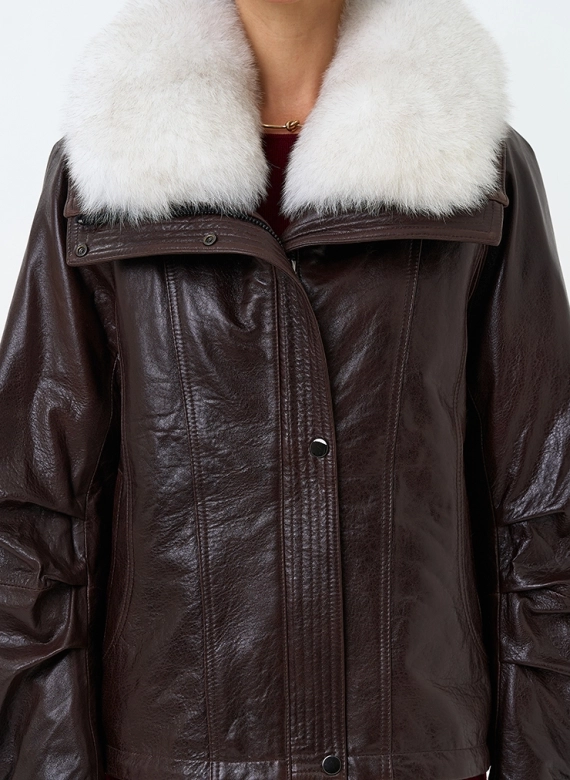 Укороченный пуховик из натуральной кожи  фото