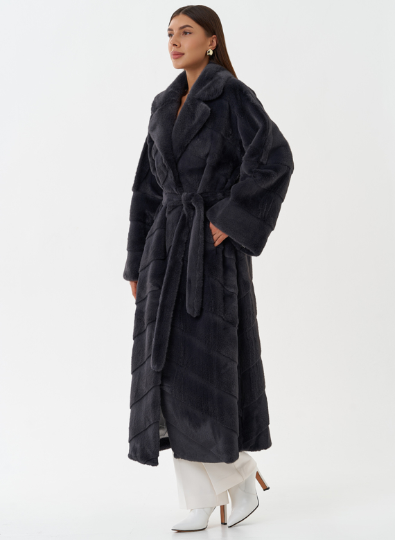 Длинное пальто из эко меха серого цвета