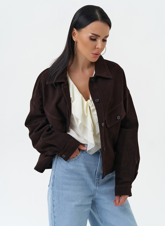 Женская куртка из натуральной замши коричневого цвета