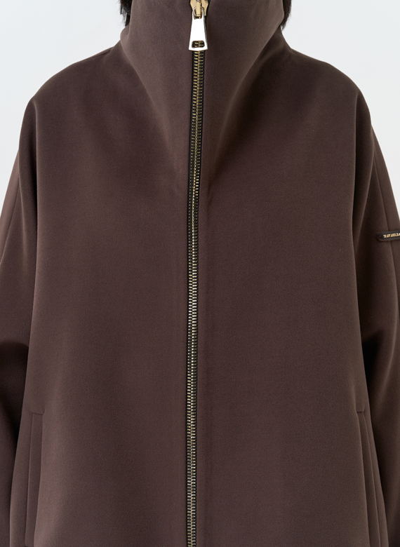 Женское укороченное пальто с высоким воротником