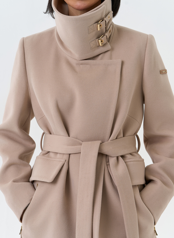 Женское укороченное пальто с воротником стойкой