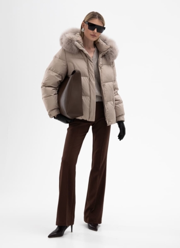 Короткий пуховик с капюшоном из меха песца