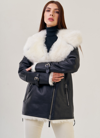 Укороченная женская дубленка с капюшоном