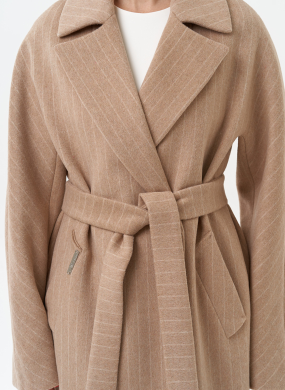 Длинное женское пальто с поясом