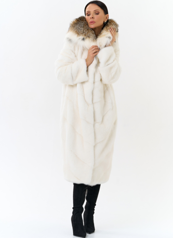Белая шуба из норки с рысью