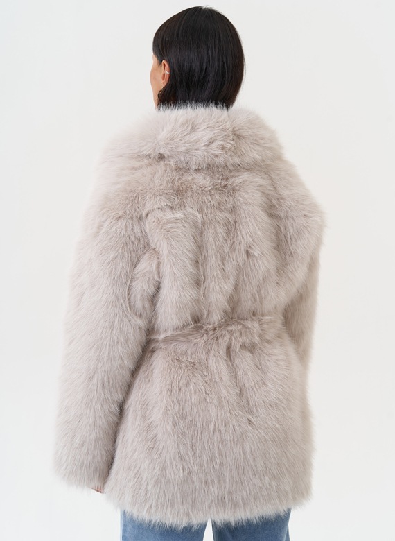 Женская шуба из эко меха в светло-сером цвете
