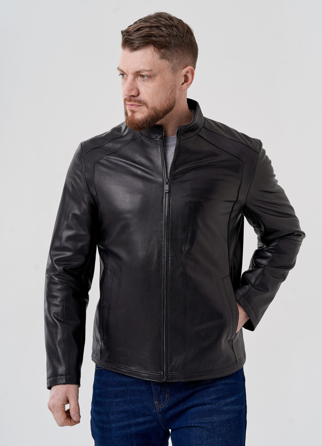 Мужская кожаная куртка черного цвета  модель № 24437 в кредит
