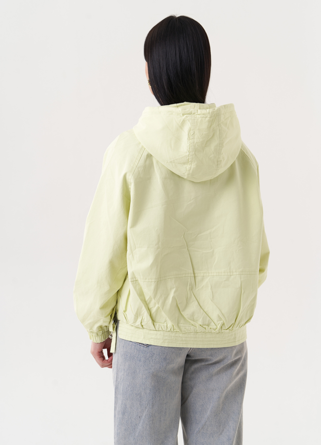 Ветровка зеленого цвета с капюшоном модель № 27263 в рассрочку