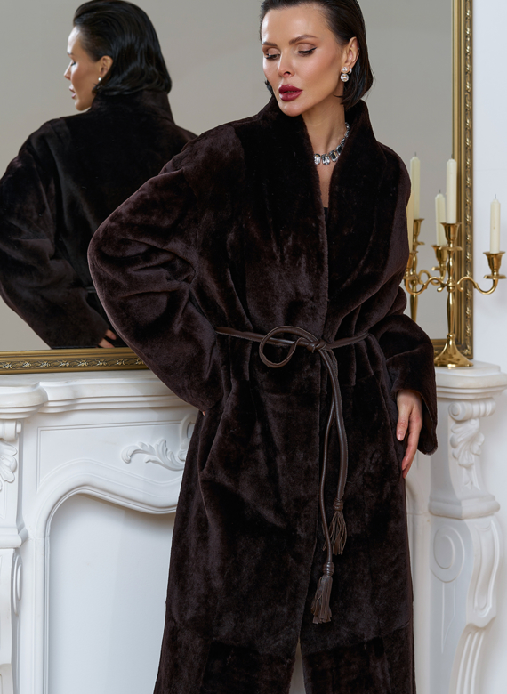 Двухсторонняя женская дубленка с декоративным поясом