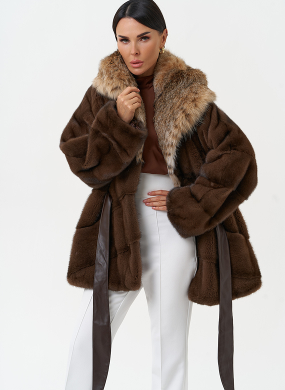 Женская шуба из меха норки с капюшоном из меха рыси