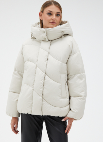 Женский светлый пуховик с капюшоном