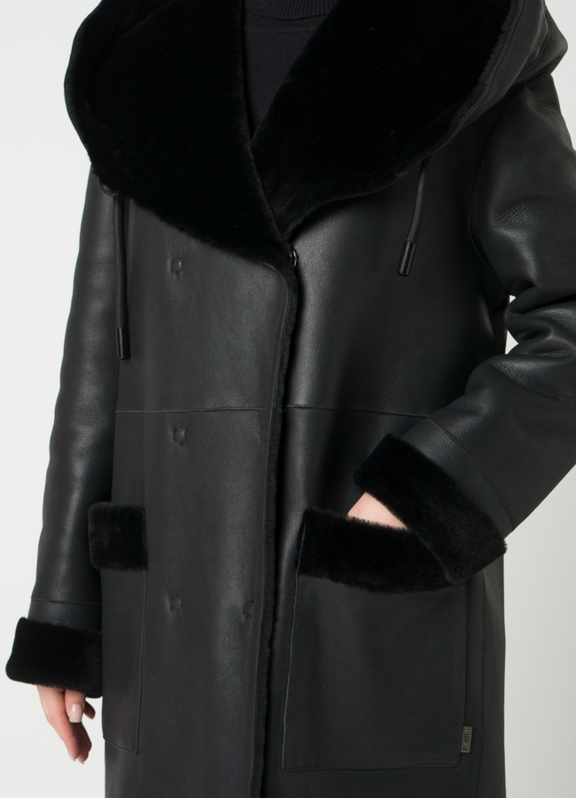 Удлиненная женская дубленка с капюшоном модель № 79587 в рассрочку