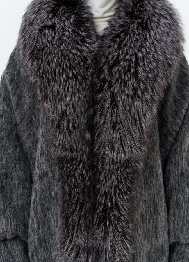 Женский удлиненный пуховик с отделкой из меха чернобурки модель № 31817 универмаг малина