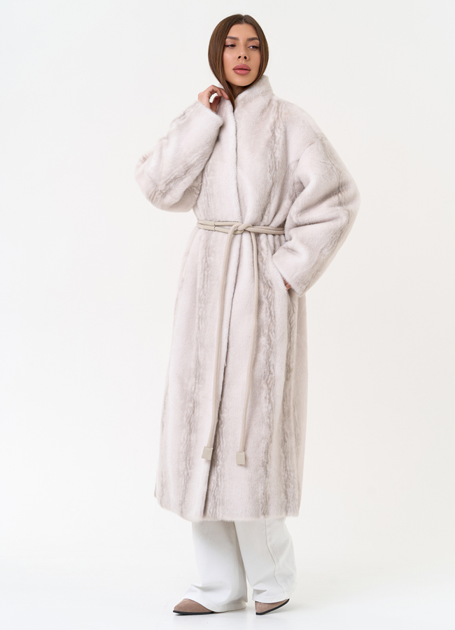 фото Светлое пальто из эко меха с поясом модель № 31531