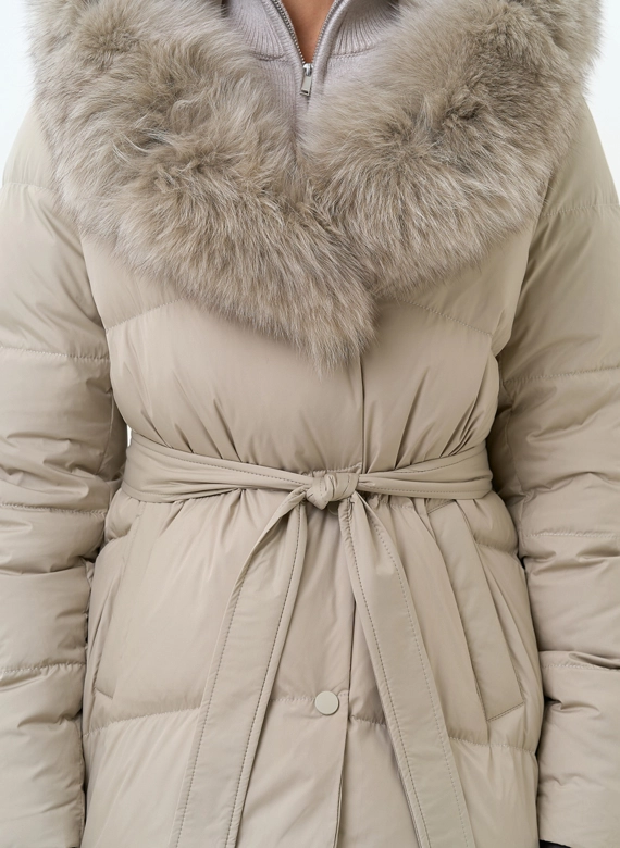 Женский пуховик с капюшоном из меха песца фото