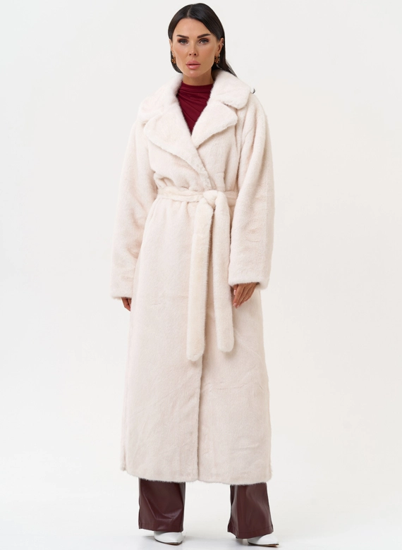 Женское пальто из эко меха молочного цвета