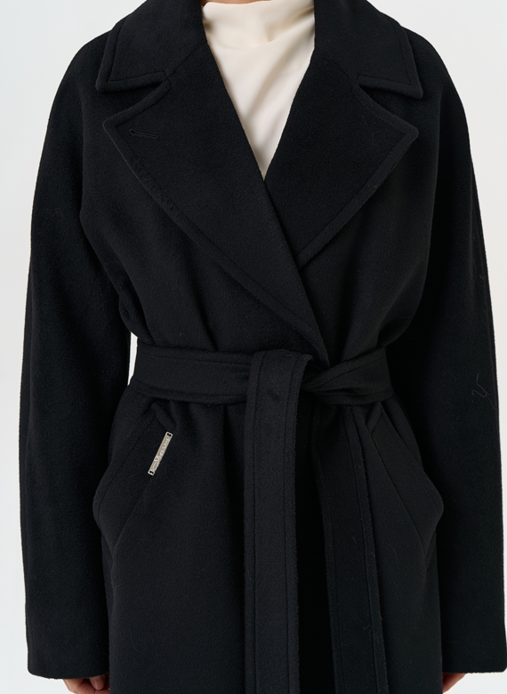 Женское пальто в черном цвете