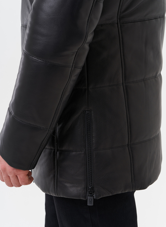 Пуховик из натуральной кожи с отделкой из меха енота