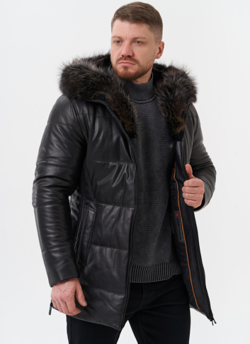 Пуховик из натуральной кожи с отделкой из меха енота