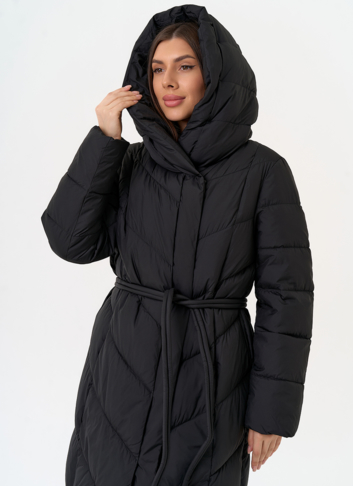 Женский пуховик черного цвета с поясом