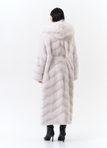 Белая шуба из меха норки с капюшоном из меха енота